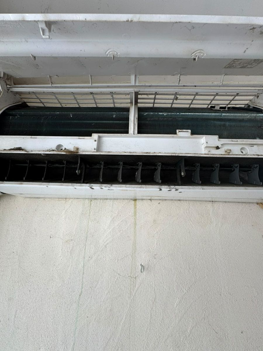 Climatisation murale capot ouvert, volets et batterie encrassés